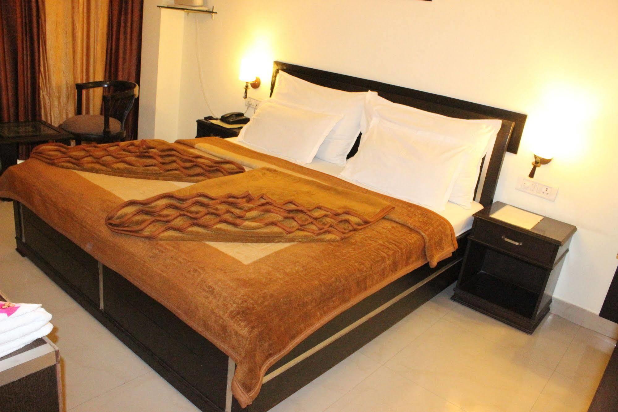 Hotel Hong Kong Inn Amritsar Buitenkant foto